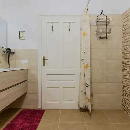 Wagner Estate 2- Central, Cozy, Terrace