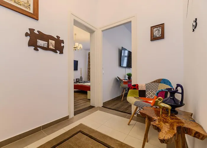 Wagner Estate 2- Central, Cozy, Terrace