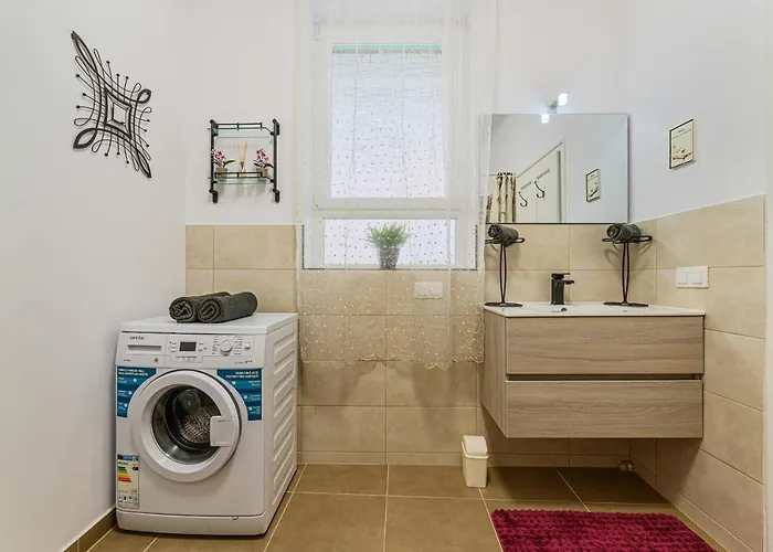 Wagner Estate 2- Central, Cozy, Terrace アパート