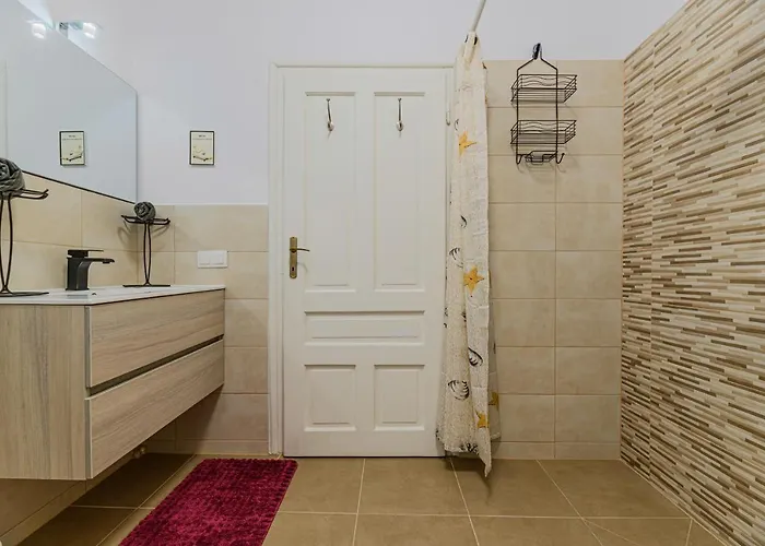 Wagner Estate 2- Central, Cozy, Terrace